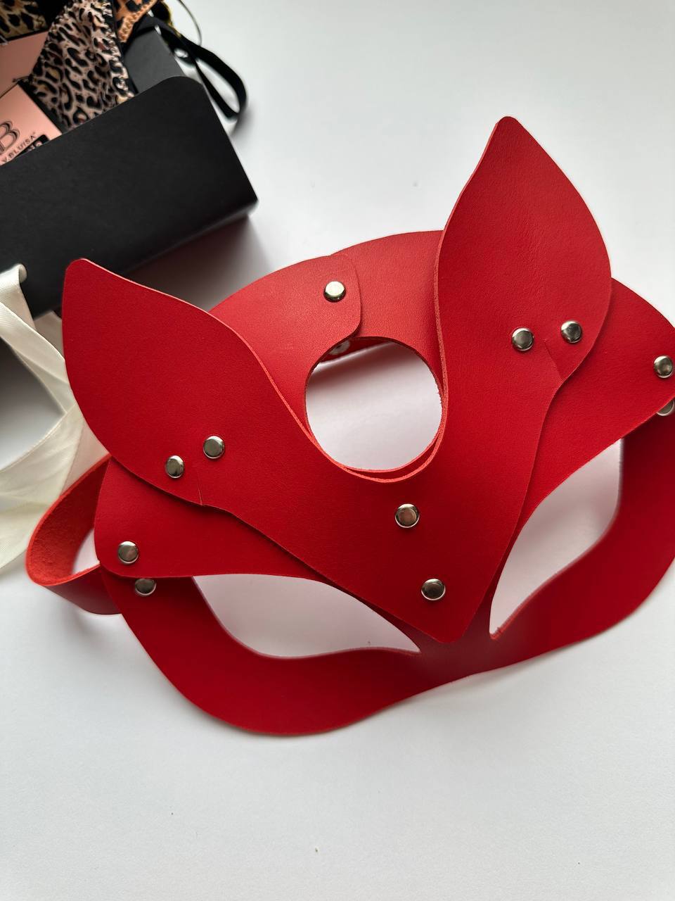 KIRMIZI DERİ KEDİ MASKESİ - Scarlet Secret