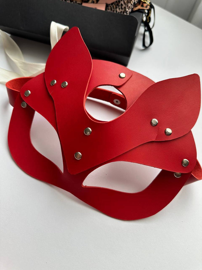 KIRMIZI DERİ KEDİ MASKESİ - Scarlet Secret