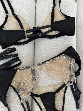 LUNAVÉLLE LACE JARTIYER SET - Scarlet Secret