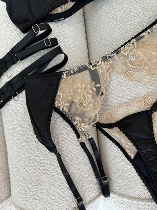 LUNAVÉLLE LACE JARTIYER SET - Scarlet Secret