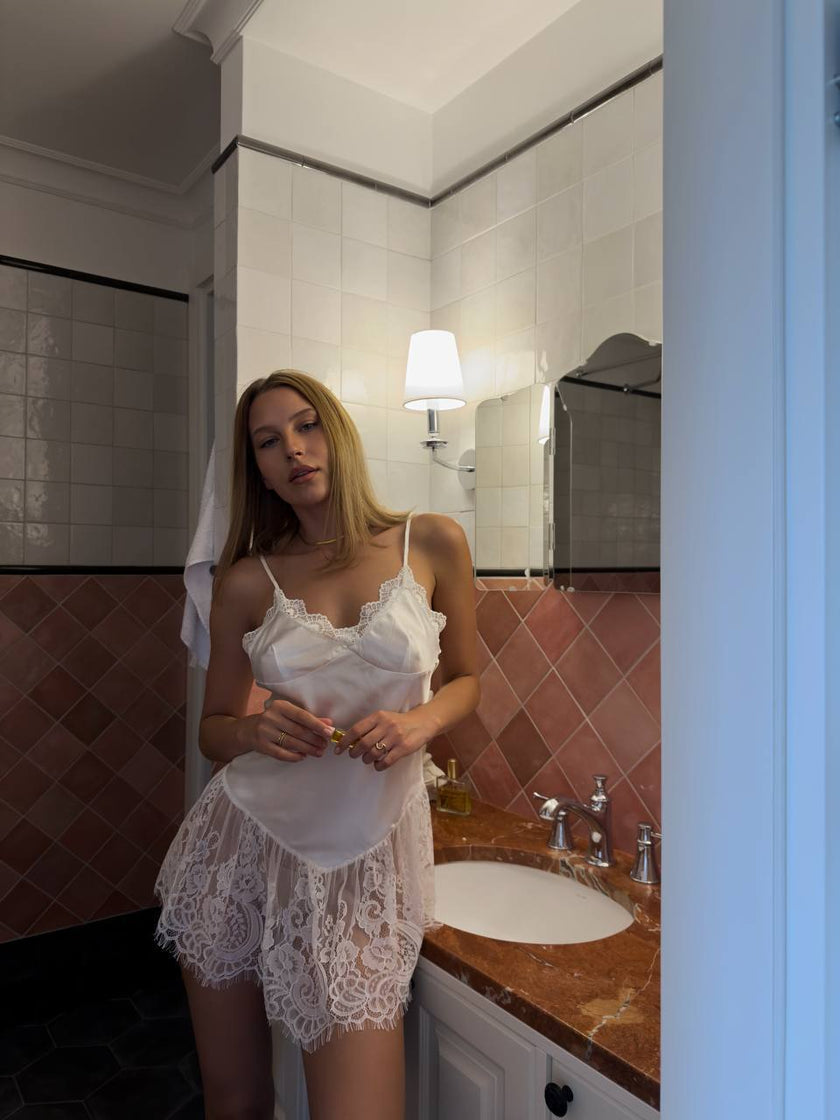 MOONLIT GRACE - Scarlet Secret