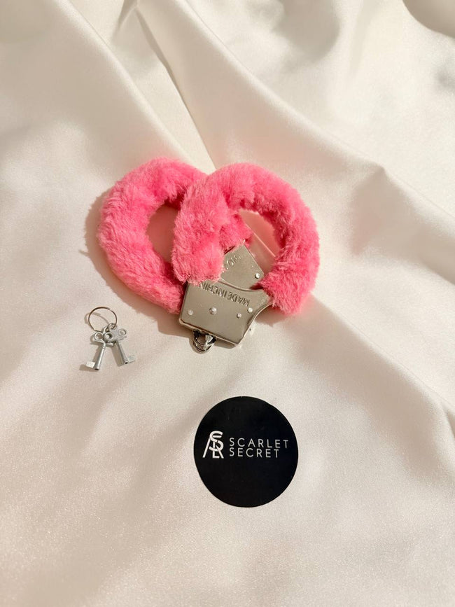 PEMBE – DEMİR PELUŞ KELEPÇE (ANAHTARLI) - Scarlet Secret