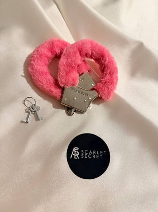 PEMBE – DEMİR PELUŞ KELEPÇE (ANAHTARLI) - Scarlet Secret