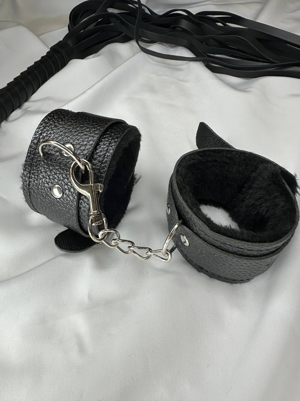 SİYAH DERİ KELEPÇE - Scarlet Secret