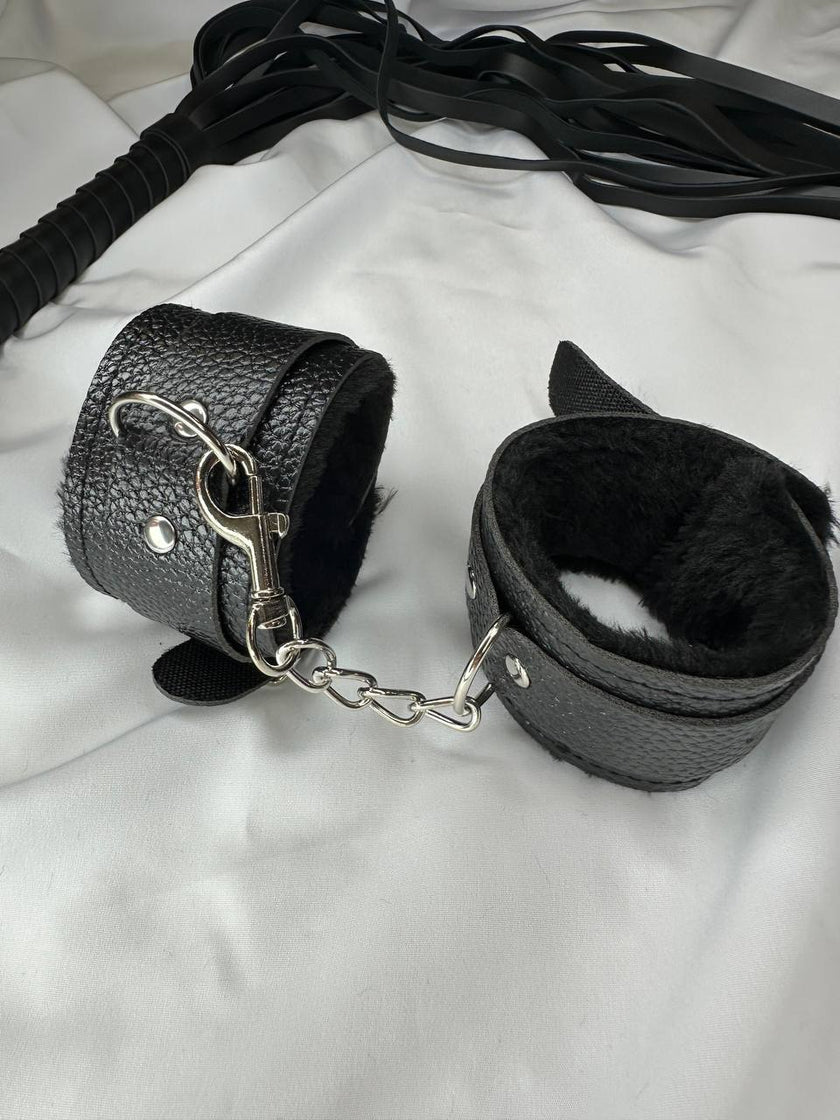 SİYAH DERİ KELEPÇE - Scarlet Secret