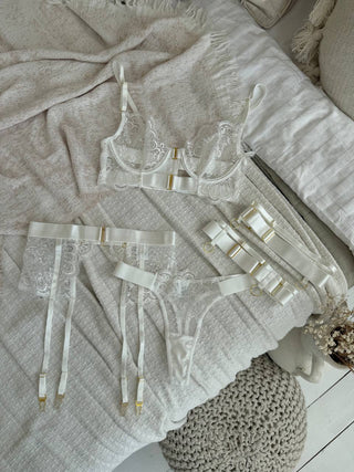 WHITE ROYALE JARTIYER SET - Scarlet Secret
