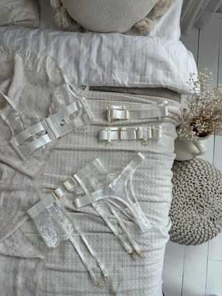 WHITE ROYALE JARTIYER SET - Scarlet Secret